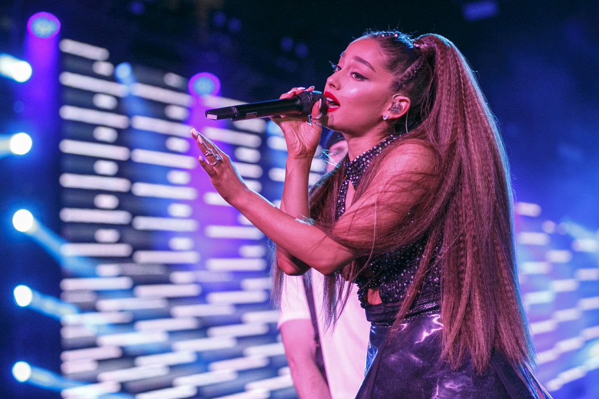 Ariana Grande Prasentiert 80 000 Euro Teuren Verlobungsring