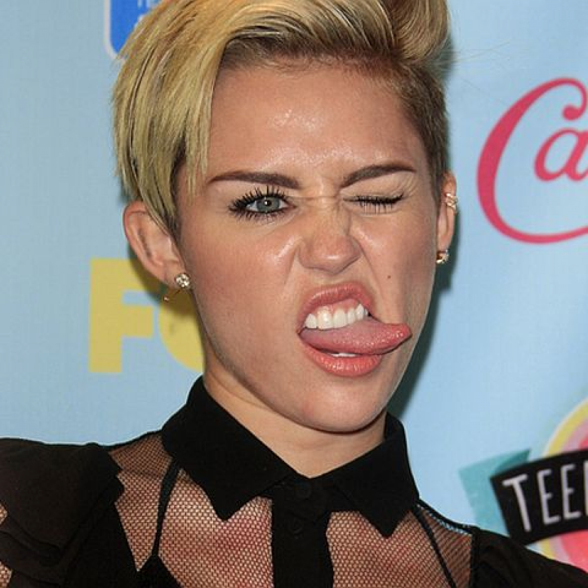 Miley Cyrus Neue Tattoos Auf Den Fingern Bigfm