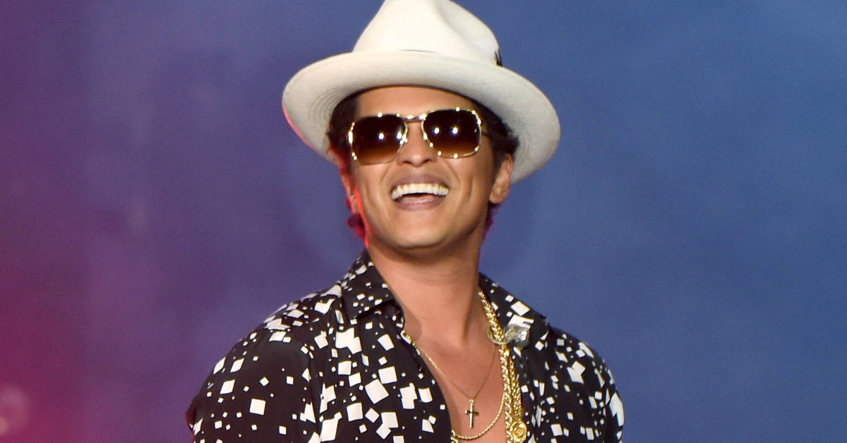 Bruno Mars stellt Alter Ego “Juan Money” vor