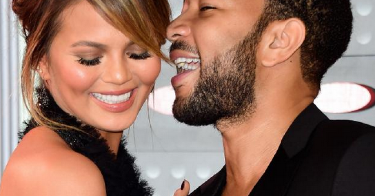 John Legend Chrissy Teigen Sie Prasentiert Ihren Babybauch