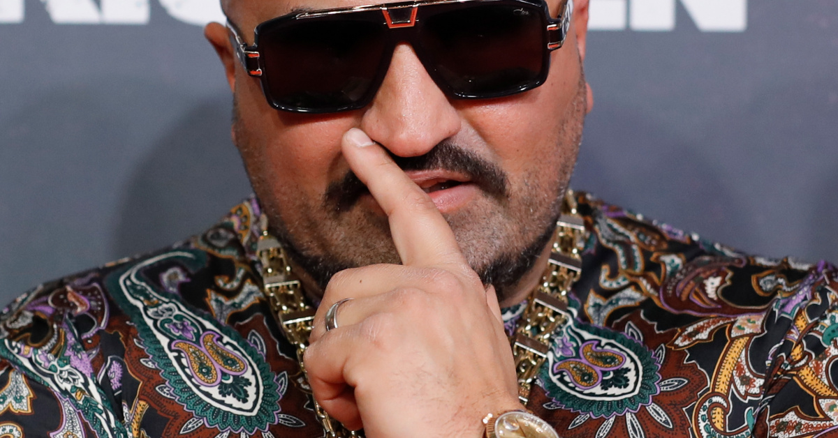 verschenkt gangster rapper xatar geklautes gold an seine fans verschenkt gangster rapper xatar geklautes gold an seine fans