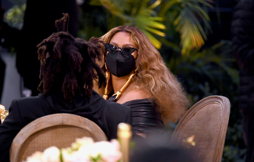 Beyonce-sitting.jpg Beyonce-sitting.jpg