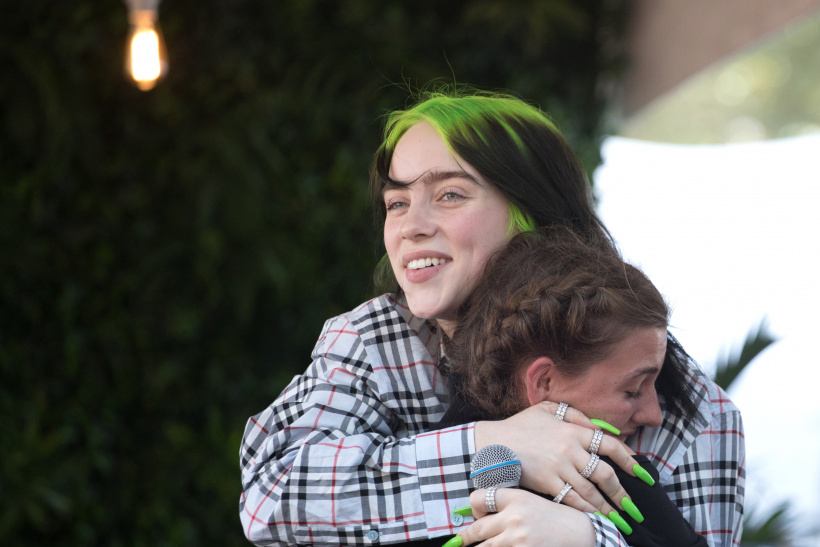 Billie-Eilish-hugs-a-fan.jpg Billie-Eilish-hugs-a-fan.jpg