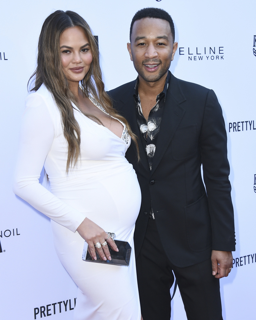 Chrissy-Teigen-x-John-Legend.jpg Chrissy-Teigen-x-John-Legend.jpg