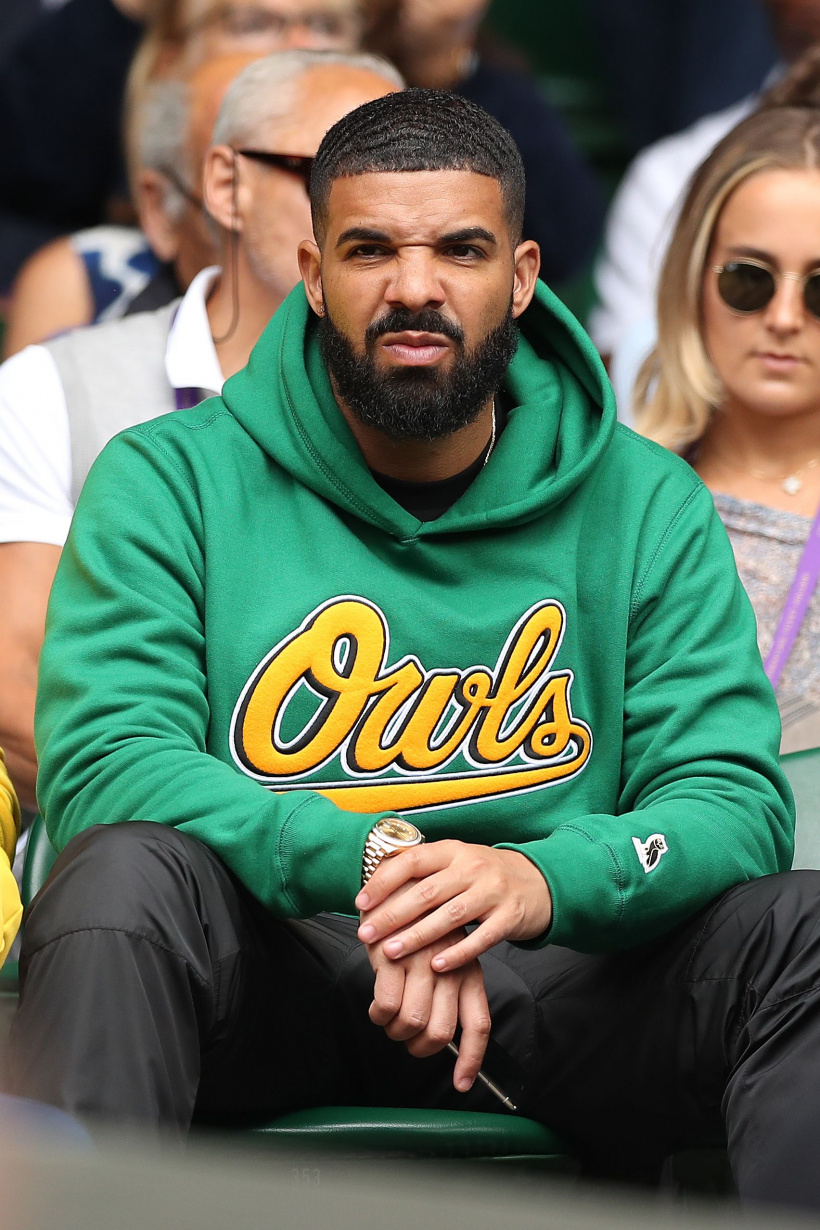 Drake sits on Centre Court before US player Serena Williams plays against Italy's Camila Giorgi 
