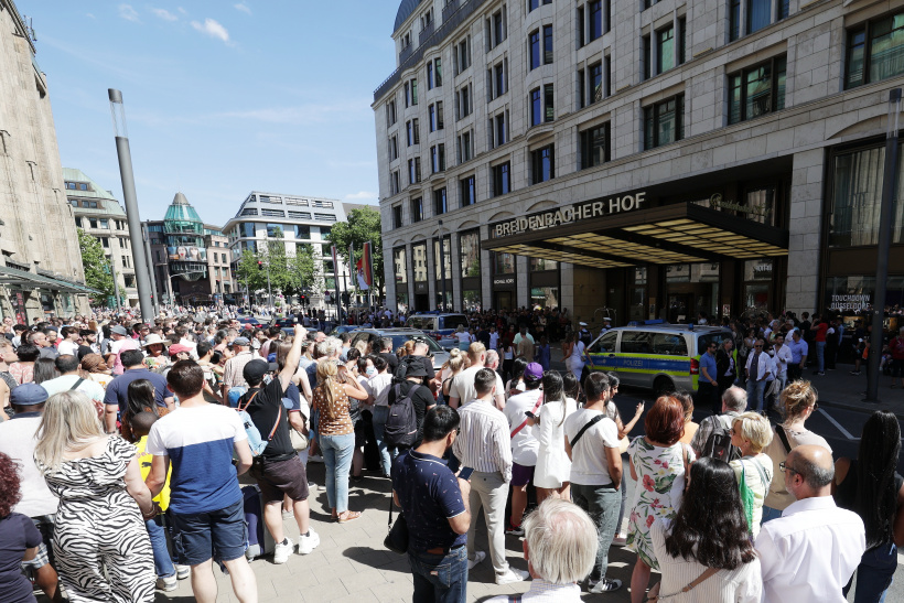 Fans-belagern-Dusseldorfer-Hotel-von-Lady-Gaga-.jpg Fans-belagern-Dusseldorfer-Hotel-von-Lady-Gaga-.jpg