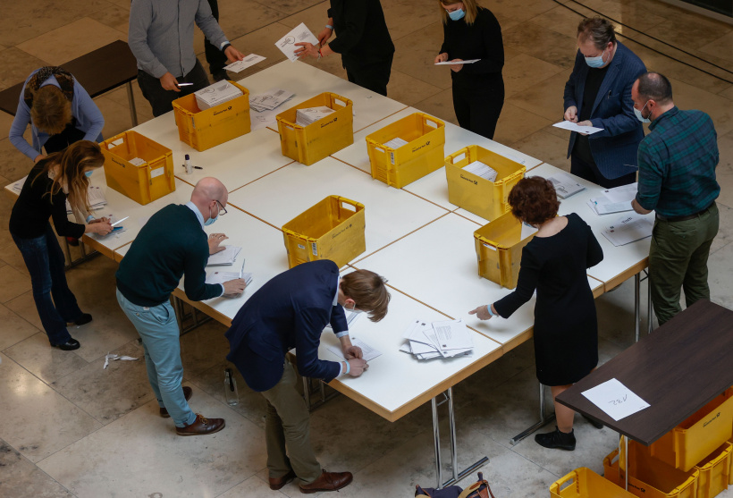 Stimmauszählungen in vollem Gange Stimmauszählungen in vollem Gange