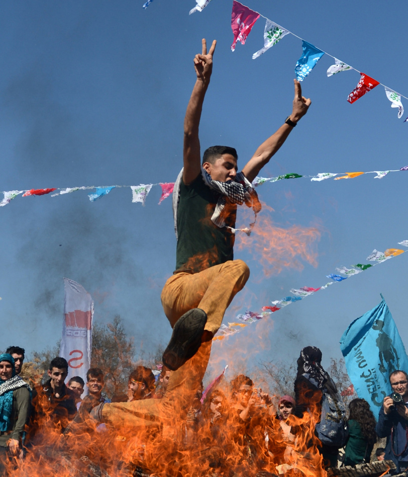 Über Feuer springen: Beim Nouruz Frühlingsfest wird der Winter verabschiedet Über Feuer springen: Beim Nouruz Frühlingsfest wird der Winter verabschiedet