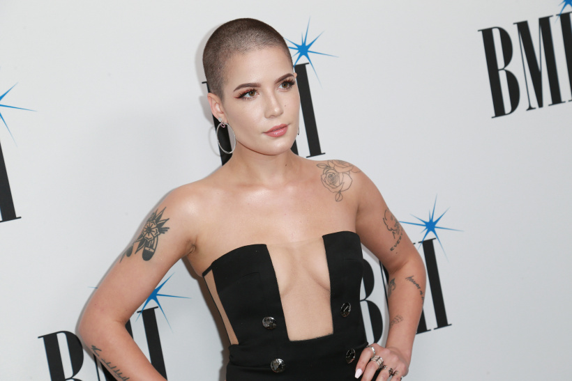 Halsey Rasiert Sich Die Haare Ab Prasentiert Kopf Tattoo Bigfm