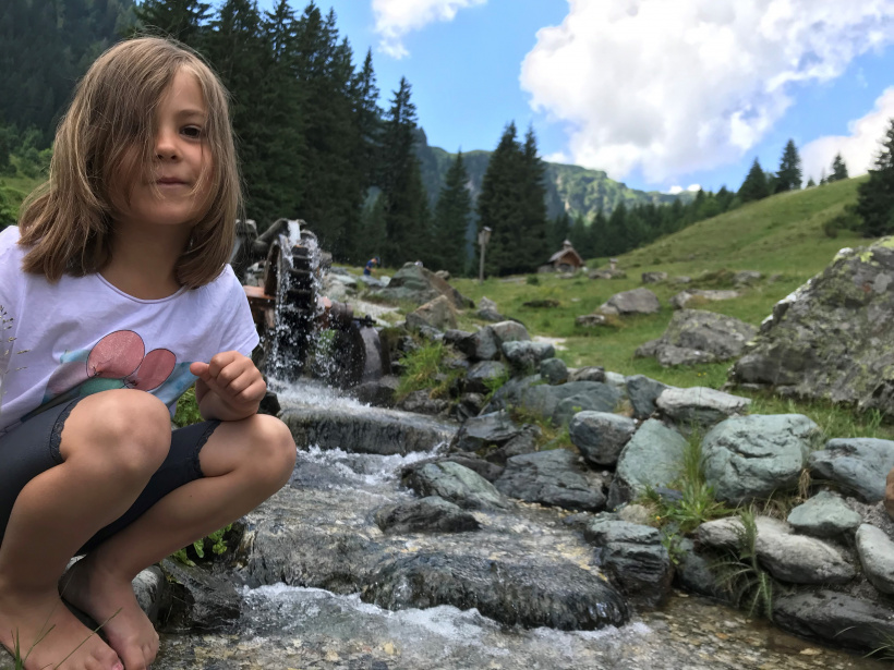 Hannah ist gerne draußen und erkundet die Welt Hannah ist gerne draußen und erkundet die Welt