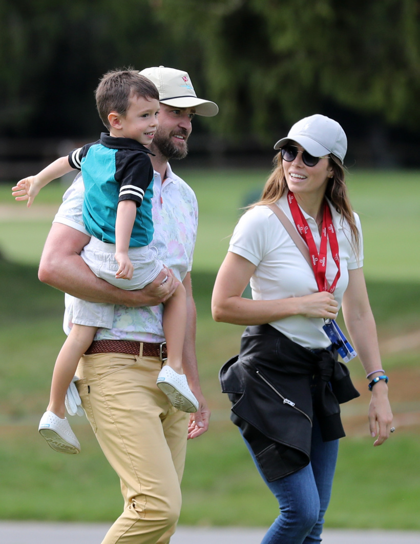 Justin-Timberlake-holds-his-son-Silas-next-to-his-wife-Jessica-Biel.jpg