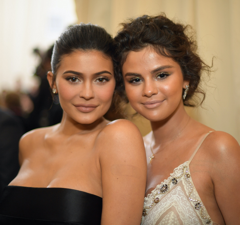 Kylie-Jenner-and-Selena-Gomez.jpg Kylie-Jenner-and-Selena-Gomez.jpg