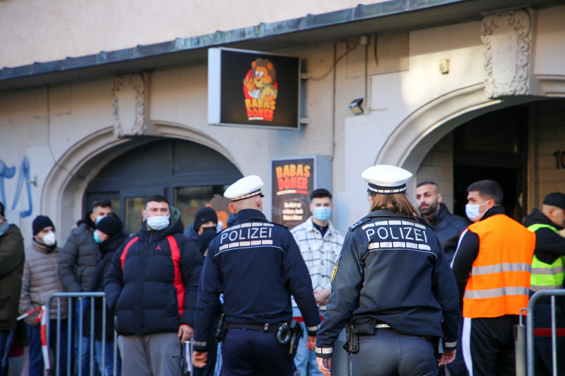 Polizei-bei-Eroffnung-von-Babas-Doner.jpg Polizei-bei-Eroffnung-von-Babas-Doner.jpg