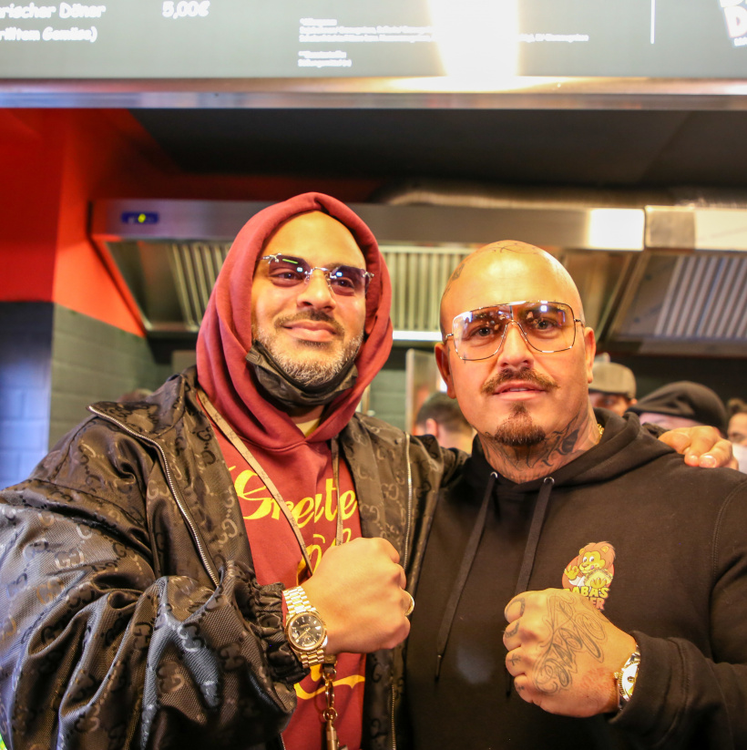 Rapper-Massiv-und-Martin-Lakimii-eroeffnen-Babas-Doener-in-Stuttgart-Ost-16.jpg Rapper-Massiv-und-Martin-Lakimii-eroeffnen-Babas-Doener-in-Stuttgart-Ost-16.jpg