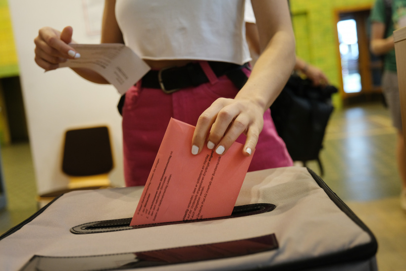 Wahlscheine verschwinden in Wahlurnen Wahlscheine verschwinden in Wahlurnen