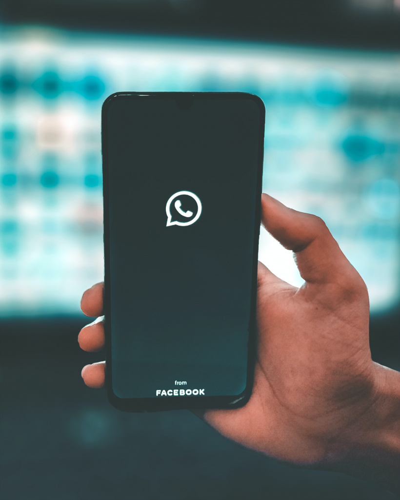 Smartphone mit WhatsApp Icon Smartphone mit WhatsApp Icon