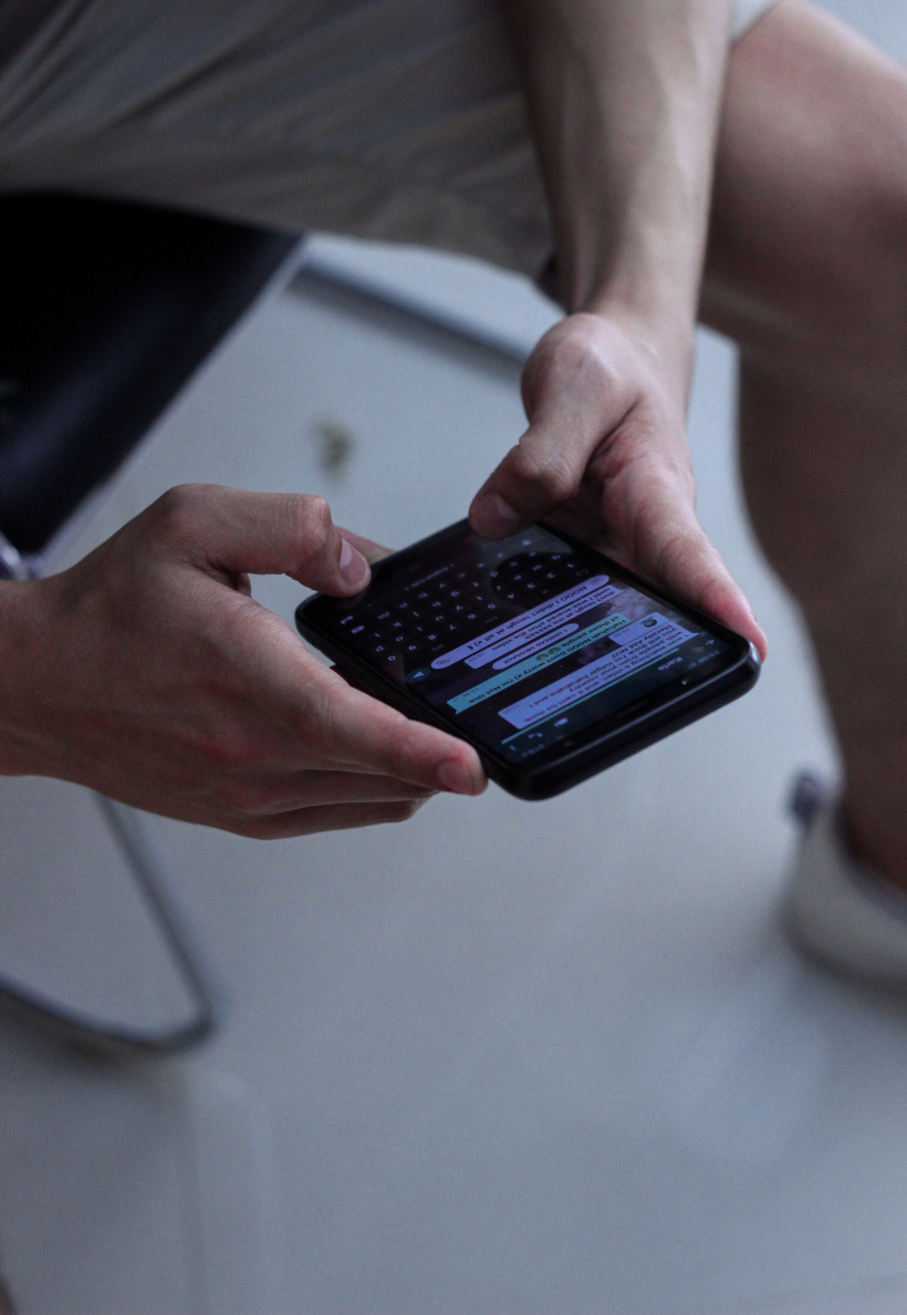 Mann mit Handy in der Hand Mann mit Handy in der Hand