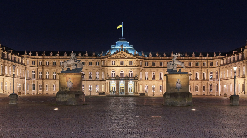 Das neue Schloss in Stuttgart ist ein prächtiges Barockschloss und einstige Königsresidenz, das heute von der Landesregierung genutzt wird Das neue Schloss in Stuttgart ist ein prächtiges Barockschloss und einstige Königsresidenz, das heute von der Landesregierung genutzt wird
