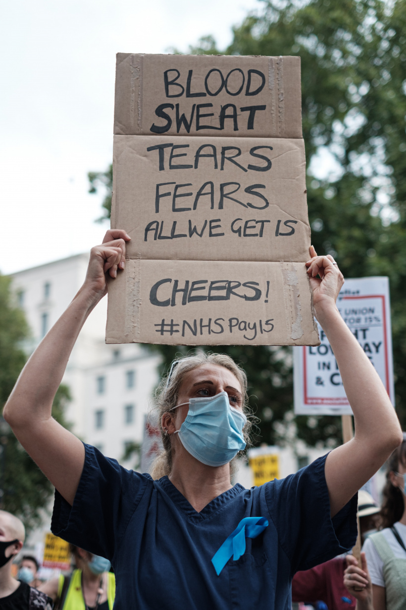 Krankenschwester mit Plakat Krankenschwester mit Plakat