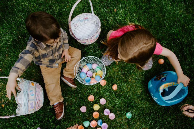 An Ostern suchen wir Eier und essen Schokolade. Aber, warum? An Ostern suchen wir Eier und essen Schokolade. Aber, warum?