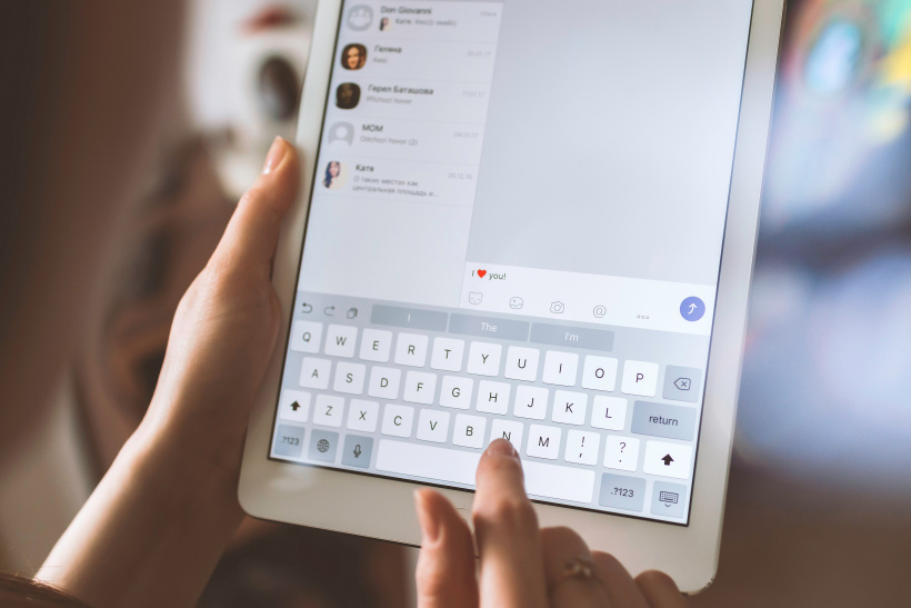 Tablet Mit den Freunden trotz Social Distancing in Kontakt bleiben