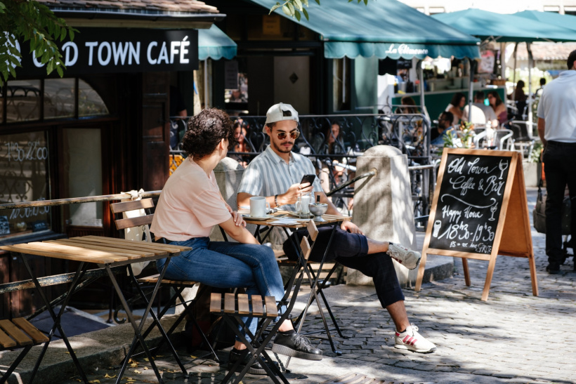 Besucher eines Cafés ohne Maske und Abstand Besucher eines Cafés ohne Maske und Abstand