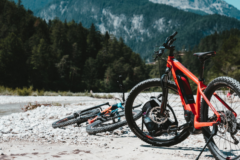 E-Bike mit Bergen im Hintergrund E-Bike mit Bergen im Hintergrund