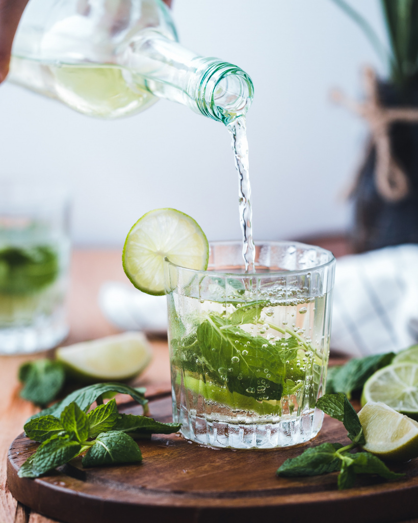 Erfrischungsgetränk mit Minze und Limette Erfrischungsgetränk mit Minze und Limette