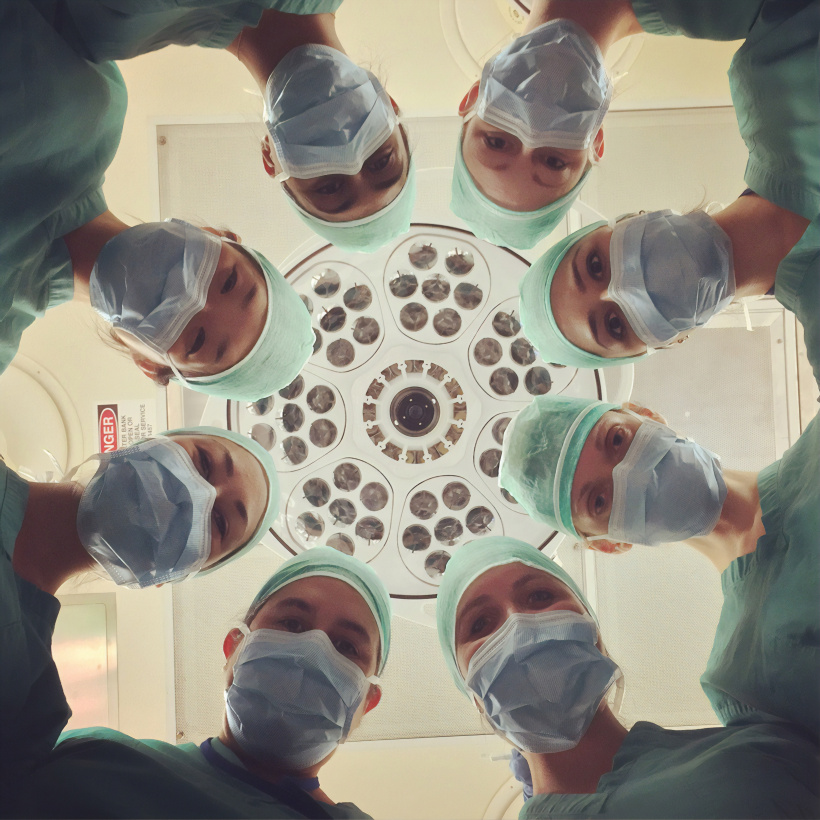 Ärzte Serienmacher spenden jetzt ihre Arzt-Requisiten an echte Krankenhäuser