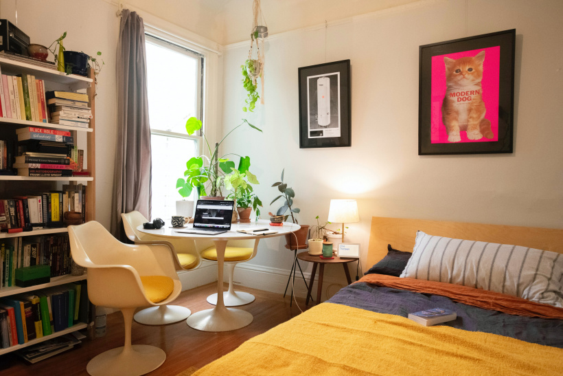 Home-Office Schreibtisch neben dem Bett? In Corona-Zeiten nicht unüblich
