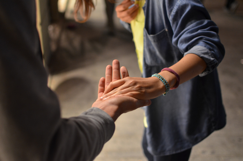 Menschen reichen sich die Hände - das ist bigVOLUNTEER Menschen reichen sich die Hände - das ist bigVOLUNTEER