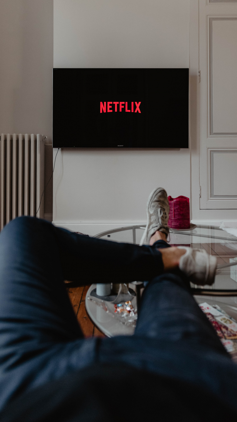 Netflix und Chill: Gemütlich von der Couch aus die besten Weihnachtsfilme schauen Netflix und Chill: Gemütlich von der Couch aus die besten Weihnachtsfilme schauen